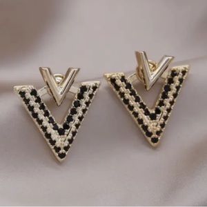 V Earrings new never used it before